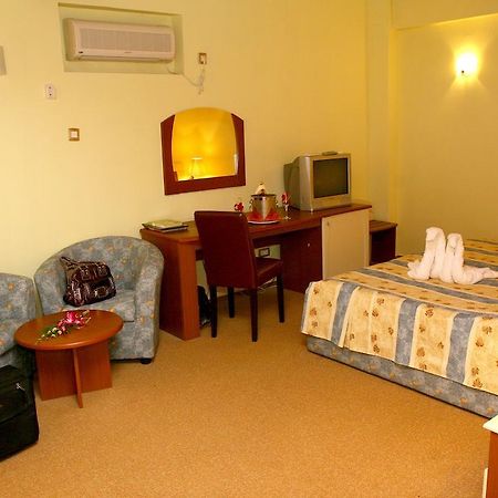 Hotel Cara Питешти Экстерьер фото
