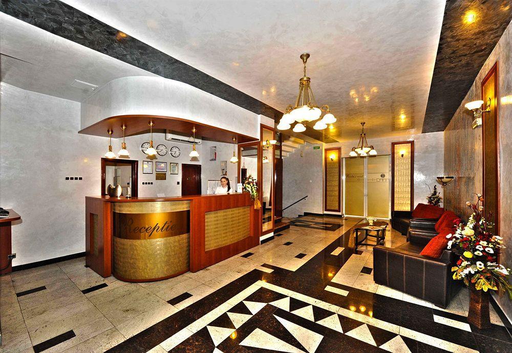 Hotel Cara Питешти Экстерьер фото