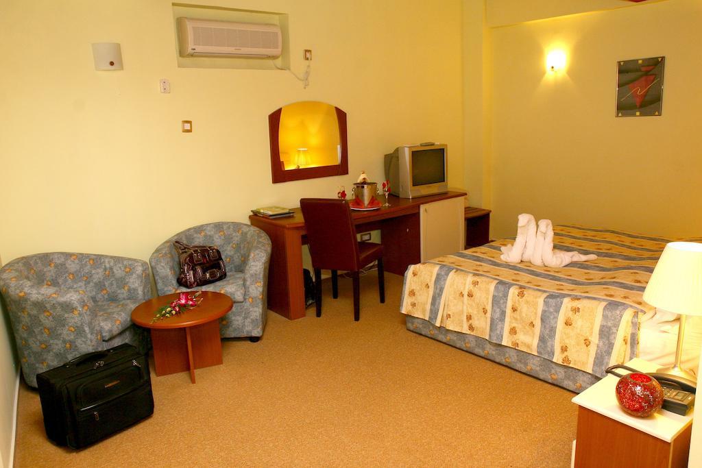 Hotel Cara Питешти Экстерьер фото