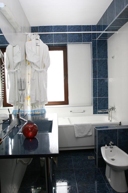 Hotel Cara Питешти Экстерьер фото