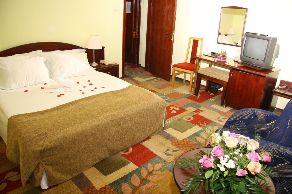 Hotel Cara Питешти Экстерьер фото