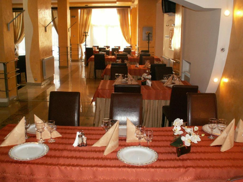Hotel Cara Питешти Экстерьер фото