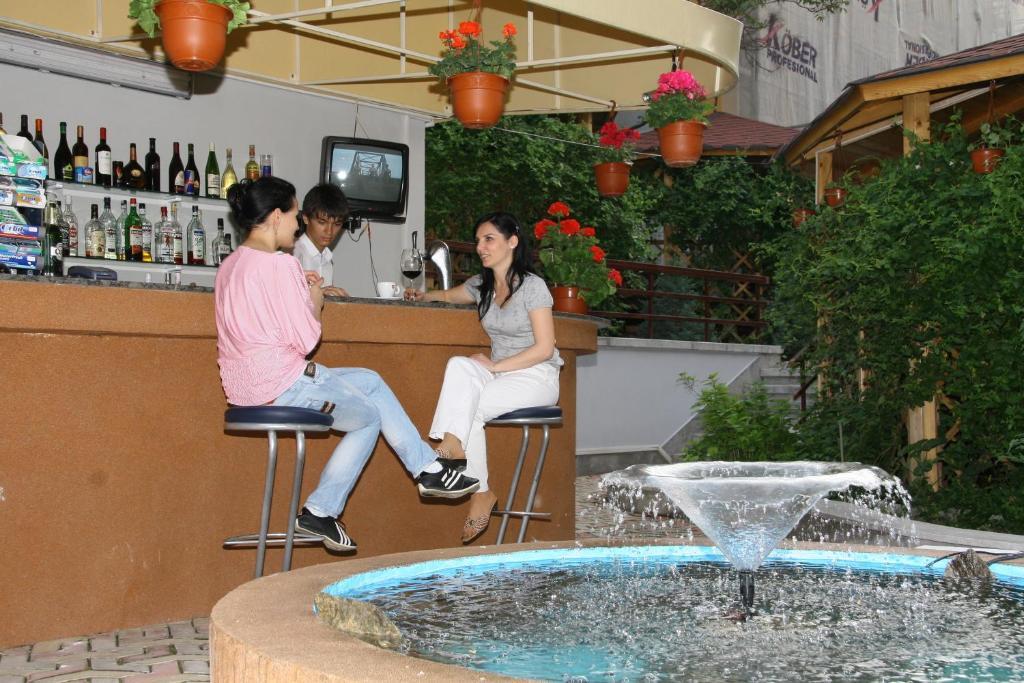 Hotel Cara Питешти Экстерьер фото