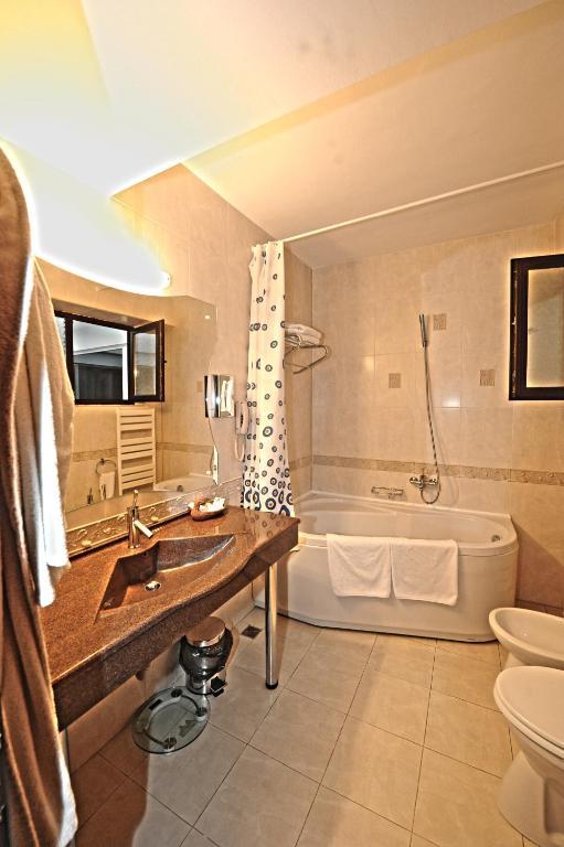 Hotel Cara Питешти Экстерьер фото