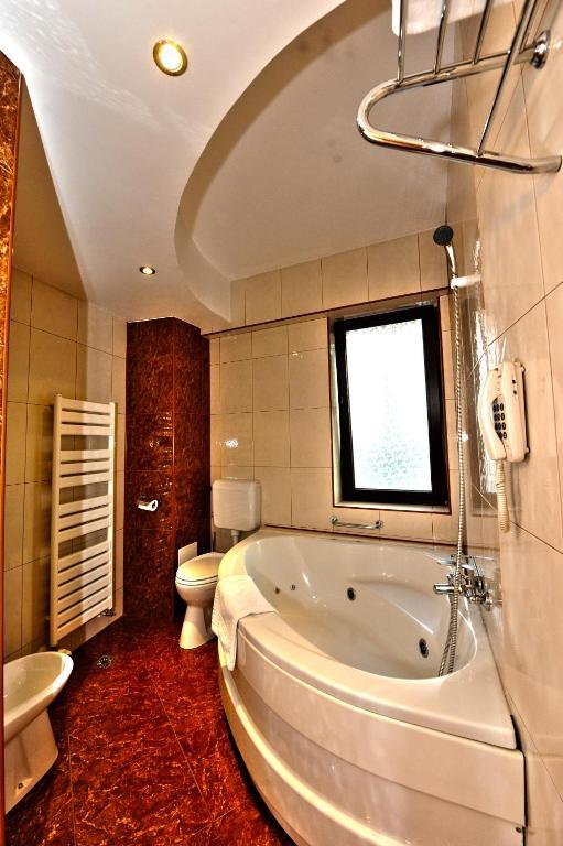 Hotel Cara Питешти Экстерьер фото