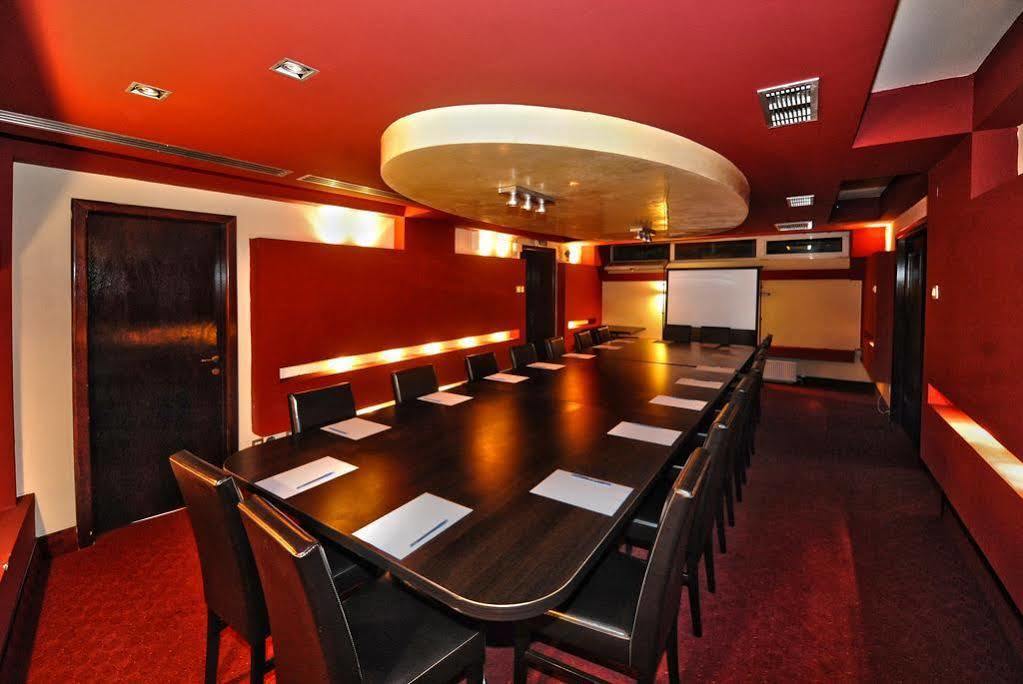 Hotel Cara Питешти Экстерьер фото