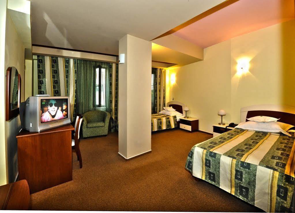 Hotel Cara Питешти Экстерьер фото